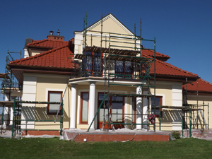 Wykonanie dekoracyjnego boniowania na elewacji budynku.