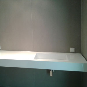 łazienka w nowoczesnym stylu.