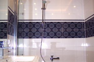 Nowoczesna łazienka z wstawką kolorystyczną.